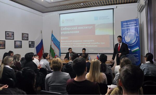 Координатор по работе с иностранными абитуриентами РАНХиГС Павел Куцев на презентации вуза в Ташкенте - Sputnik Узбекистан