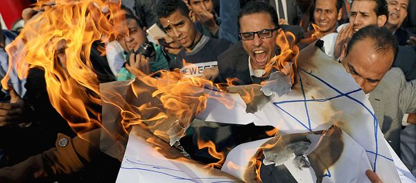 Протестующие кричат лозунги и сжигают израильский флаг во время антиизраильского протеста в Каире, Египет, 10 декабря 2017 года - Sputnik Ўзбекистон