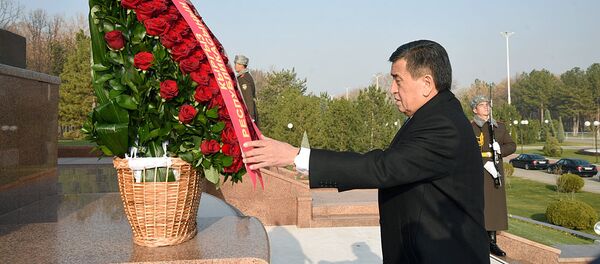 Глава Кыргызстана Сооронбай Жээнбеков посетил мемориальный комплекс имени первого президента Узбекистана и возложил цветы к памятнику Исламу Каримову Глава Кыргызстана Сооронбай Жээнбеков посетил мемориальный комплекс имени первого президента Узбекистана и возложил цветы к памятнику Исламу Каримову - Sputnik Узбекистан