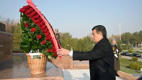 Глава Кыргызстана Сооронбай Жээнбеков посетил мемориальный комплекс имени первого президента Узбекистана и возложил цветы к памятнику Исламу Каримову - Sputnik Узбекистан