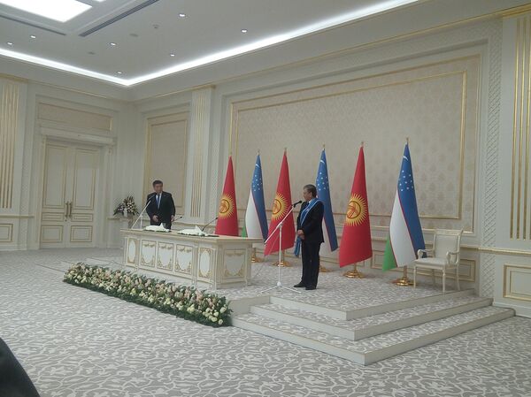 Сооронбай Жээнбеков вручил орден Шавкату Мирзиёеву - Sputnik Узбекистан