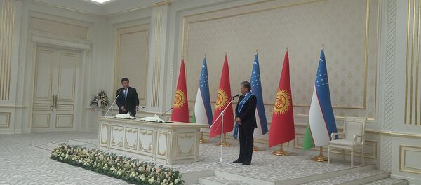 Сааранбай Жээнбеков вручил орден Шавкату Мирзиёеву - Sputnik Ўзбекистон