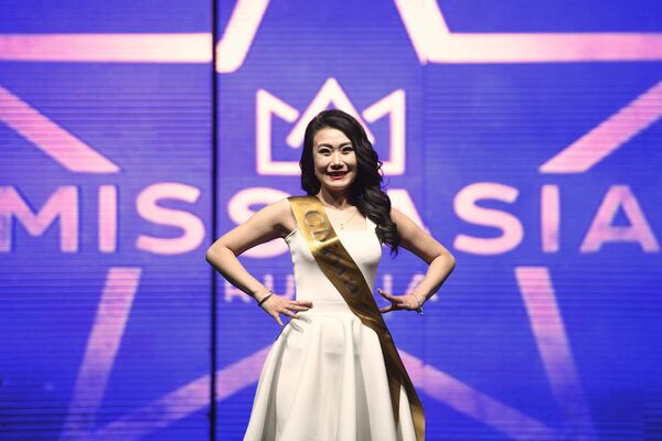 Участница на конкурсе красоты и грации Miss Asia Russia в Москве - Sputnik Узбекистан