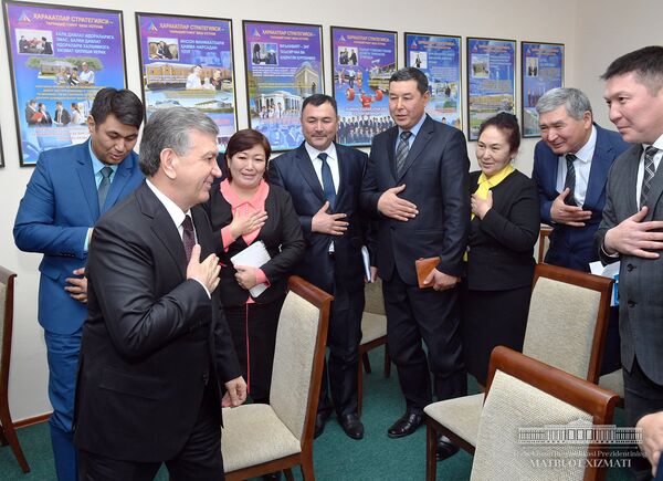 Шавкат Мирзиёев посетил академический лицей при Нукусском филиале Ташкентского государственного аграрного университета - Sputnik Узбекистан