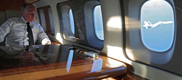 Президент РФ Владимир Путин на борту президентского самолета во время полета на авиабазу Хмеймим в Сирии Президент РФ Владимир Путин на борту президентского самолета во время полета на авиабазу Хмеймим в Сирии - Sputnik Ўзбекистон