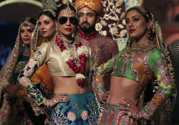 Модели во время показа модной коллекции Ali Xeeshan во время Pantene Hum Bridal Couture Week в Лахоре, Пакистан - Sputnik Узбекистан