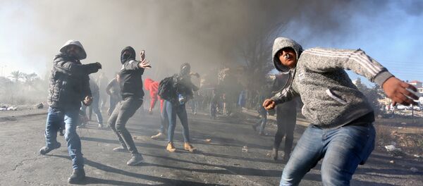 Участники протестов на территории Рамаллы в Палестине против решения США о признании Иерусалима столицей Израиля - Sputnik Ўзбекистон