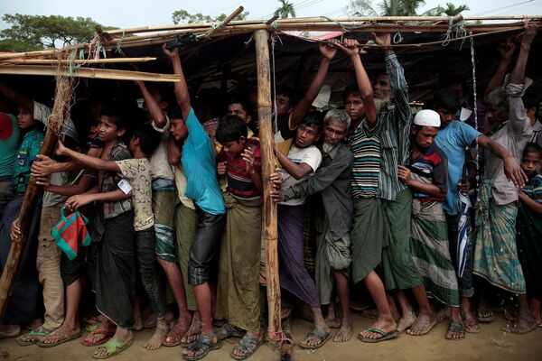 Беженцы рохинджа стоят в очереди за одеялами в лагере Балухали в Бангладеш - Sputnik Узбекистан