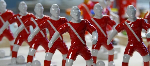 Фарфоровые фигурки футболистов сборных ЧМ-2018 по футболу выпускают в России Фарфоровые фигурки футболистов сборных ЧМ-2018 по футболу выпускают в России - Sputnik Ўзбекистон