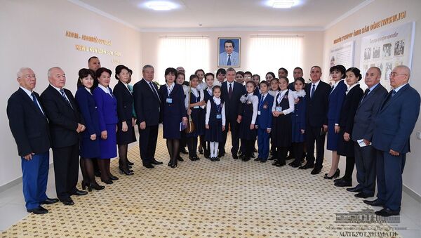 Шавкат Мирзиёев посетил новую школу-интернат имени Ибраима Юсупова в городе Нукусе - Sputnik Ўзбекистон