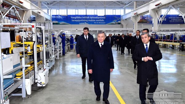 Президент Узбекистана Шавкат Мирзиёев посетил предприятие по производству телевизоров и пылесосов Samsung - Sputnik Узбекистан