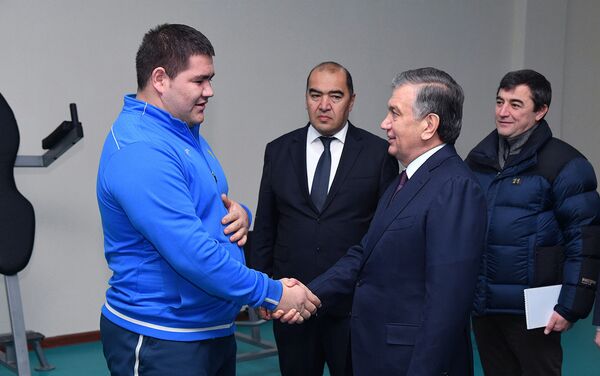Президент Узбекистана Шавкат Мирзиёев посетил спортивный комплекс в Нукусе - Sputnik Узбекистан