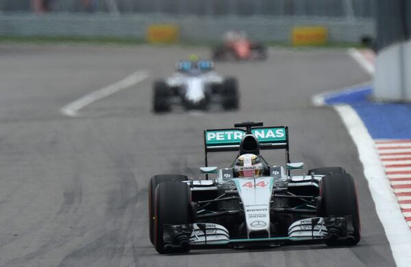 Пилот команды Мерседес Льюис Хэмилтон участвует в гонке Формула-1 на трассе в Сочи Пилот команды Мерседес Льюис Хэмилтон участвует в гонке Формула-1 на трассе в Сочи - Sputnik Узбекистан