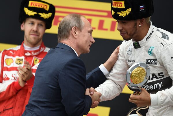 Президент РФ В.Путин посетил Гран-при России гонок Формула-1 в Сочи - Sputnik Узбекистан