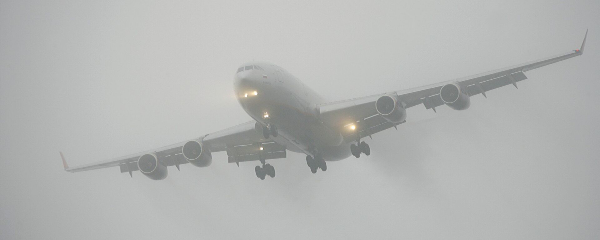 Самолет во время посадки в сложных метеоусловиях, архивное фото - Sputnik Ўзбекистон, 1920, 24.12.2025