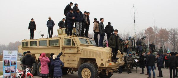 Посетители военной выставки Посетители военной выставки - Sputnik Ўзбекистон