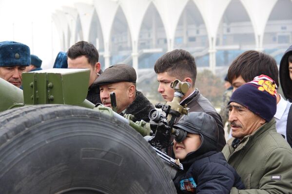 Посетители военной выставки - Sputnik Узбекистан
