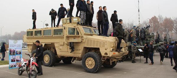 Показательные выступления ВС РУ у стадиона Бунёдкор в Ташкенте Показательные выступления ВС РУ у стадиона Бунёдкор в Ташкенте - Sputnik Узбекистан