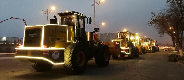 По улицам Ташкента курсирует колонна бульдозеров с гирляндами - Sputnik Узбекистан