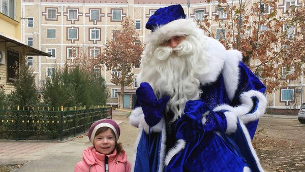 Известный ташкентский ведущий и шоумен Макс Берлинов на один день переоделся в Деда Мороза, и, разъезжая по городу, дарил детям из малообеспеченных семей подарки - Sputnik Узбекистан