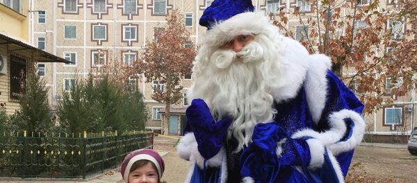 Известный ташкентский ведущий и шоумен Макс Берлинов на один день переоделся в Деда Мороза, и, разъезжая по городу, дарил детям из малообеспеченных семей подарки - Sputnik Узбекистан