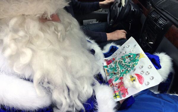 Известный ташкентский ведущий и шоумен Макс Берлинов на один день переоделся в Деда Мороза, и, разъезжая по городу, дарил детям из малообеспеченных семей подарки - Sputnik Узбекистан