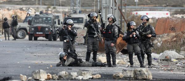 Сотрудники пограничной службы Израиля во время столкновений на границе Палестины и Израиля в районе Рамаллы - Sputnik Узбекистан