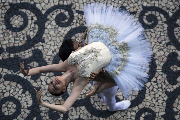 Прима-балерина Дебора Риберо выступает перед муниципальным театром Рио-де-Жанейро во время протестов с требованием выплаты задолженностей по зарплате государственным служащим - Sputnik Узбекистан