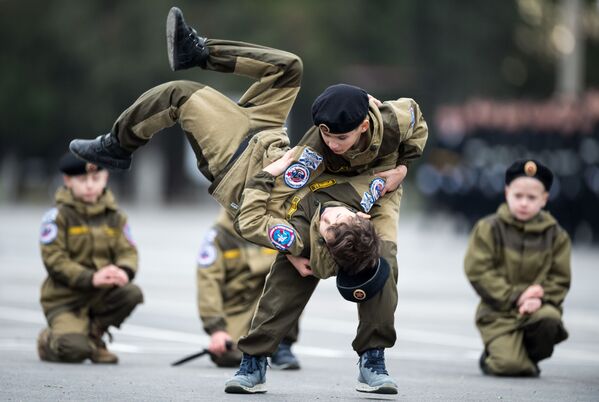 Участники показательных выступлений во время празднования 50-летия отдельной бригады морской пехоты Черноморского флота - Sputnik Узбекистан