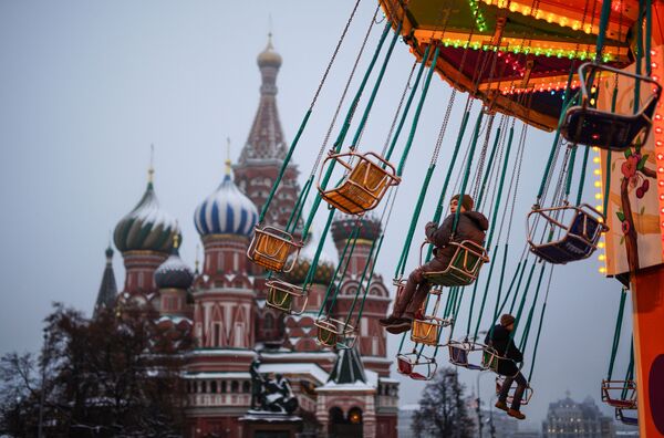 Дети катаются на карусели на Красной площади в Москве - Sputnik Узбекистан