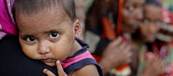 Ребенок с матерью в лагере беженцев  - Sputnik Узбекистан