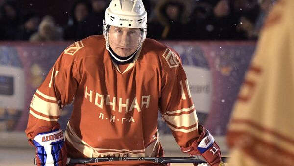 Президент РФ В. Путин принял участие в хоккейном матче НХЛ на Красной площади - Sputnik Узбекистан
