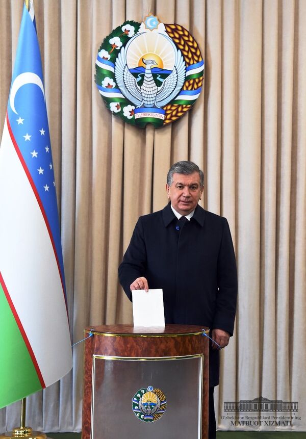 Президент Мирзиёев голосовал на выборах депутатов города Ташкента - Sputnik Узбекистан