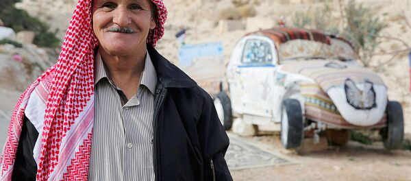 64-летний иорданец Абу Али переоборудовал свой старенький Volkswagen Beetle в мини-отель - Sputnik Узбекистан