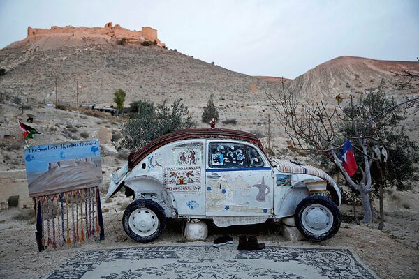 64-летний иорданец Абу Али переоборудовал свой старенький Volkswagen Beetle в мини-отель - Sputnik Узбекистан