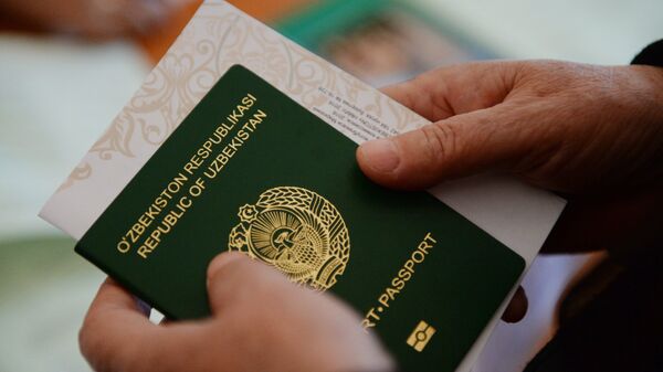 Pasport i blank v rukax - Sputnik O‘zbekiston