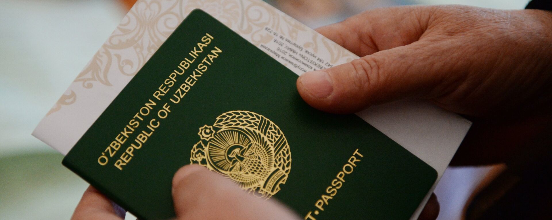 Паспорт и бланк в руках избирателя - Sputnik Узбекистан, 1920, 15.06.2021