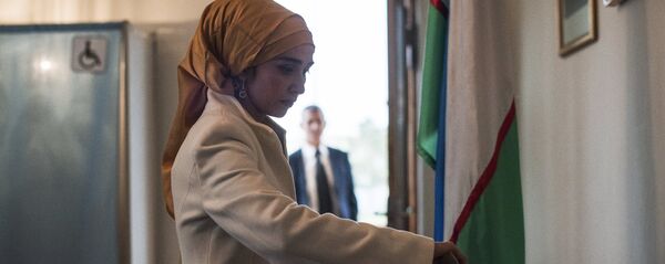 Женщина голосует на избирательном участке - Sputnik Ўзбекистон