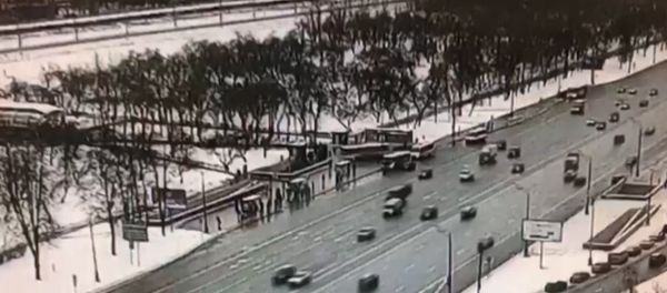 Момент наезда автобуса на толпу у метро Славянский бульвар попал на камеры слежения - Sputnik Узбекистан