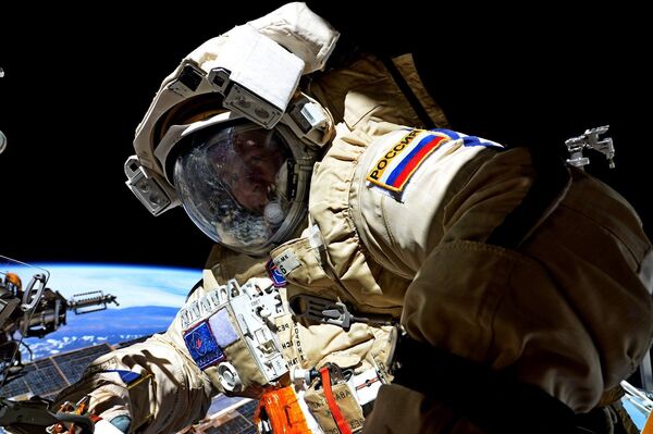 Космонавт Роскосмоса Сергей Рязанский во время выхода в открытый космос - Sputnik Узбекистан