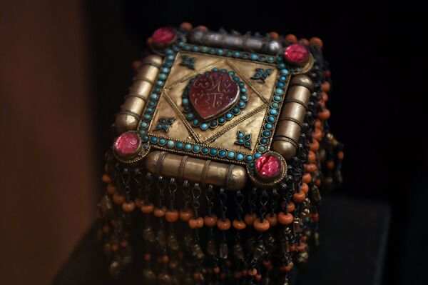 Узбекское наголовное украшение из коллекции Музея Востока в Москве Узбекское наголовное украшение из коллекции Музея Востока в Москве - Sputnik Узбекистан