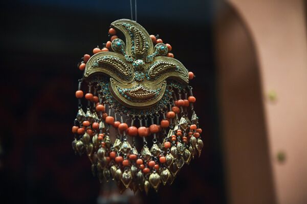 Традиционное узбекское украшение из коллекции Музея Востока в Москве Традиционное узбекское украшение из коллекции Музея Востока в Москве - Sputnik Узбекистан