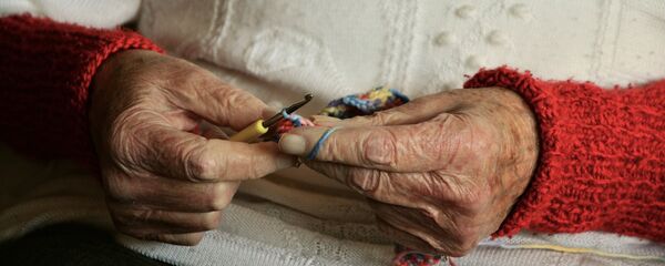 Руки пожилой женщины, архивное фото Руки пожилой женщины, архивное фото - Sputnik Узбекистан