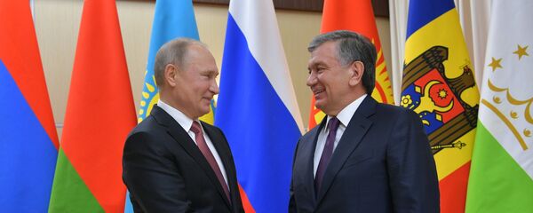 Президент РФ Владимир Путин и президент Республики Узбекистан Шавкат Мирзиёев (справа) перед началом неформальной встречи глав государств СНГ - Sputnik Узбекистан