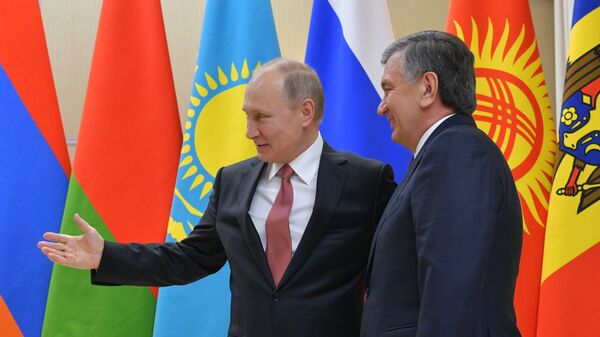 Президент РФ Владимир Путин и президент Республики Узбекистан Шавкат Мирзиёев (справа) перед началом неформальной встречи глав государств СНГ - Sputnik Узбекистан