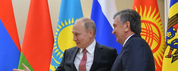 Президент РФ Владимир Путин и президент Республики Узбекистан Шавкат Мирзиёев (справа) перед началом неформальной встречи глав государств СНГ Президент РФ Владимир Путин и президент Республики Узбекистан Шавкат Мирзиёев (справа) перед началом неформальной встречи глав государств СНГ - Sputnik Узбекистан