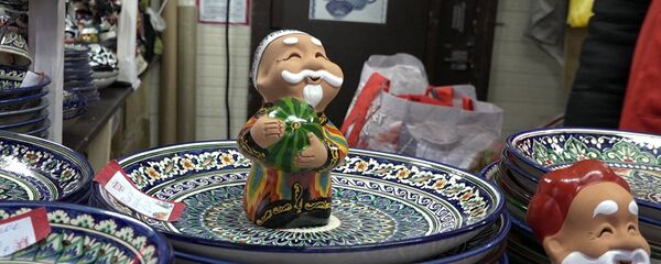 Узбекская керамика приехала на праздничный фестиваль Путешествие в Рождество в центре Москвы - Sputnik Узбекистан