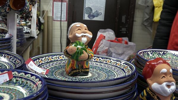 Узбекская керамика приехала на праздничный фестиваль Путешествие в Рождество в центре Москвы - Sputnik Ўзбекистон