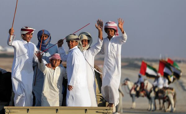 Мальчики на фестивале верблюдов Аль-Дафра в ОАЭ - Sputnik Узбекистан