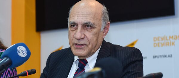 Политолог Фикрет Садыхов в Мультимедийном пресс-центре Sputnik Азербайджан - Sputnik Узбекистан